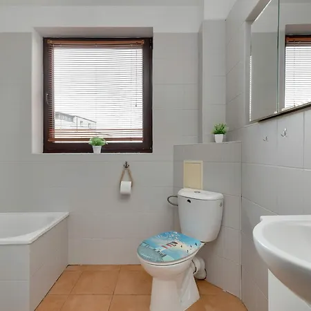 Apartmán Cozy With Workspace Near The Skm Station By Renters *